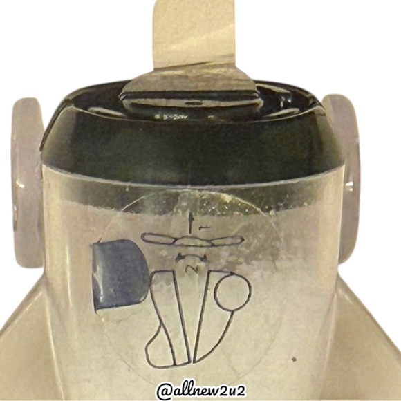 Vintage Collectible Salt & Pepper Plastic Airplane - filled and sealed, not open - Picture 9 of 16